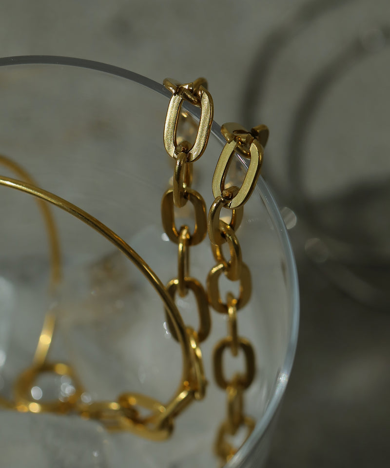 汗や水に強く変色しにくいためお風呂や温泉、海でもつけっぱなし◎