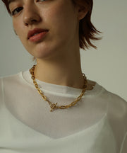 留め具を前にすると印象が変わりアクセントにもおすすめ