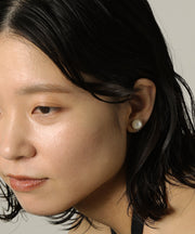 空気や汗に触れても錆びにくく熱や腐食にも強い素材