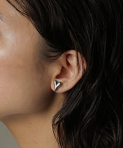 滑らかな艶感で顔周りを印象的に