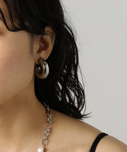 汗や水に強く変色しにくいためお風呂や温泉、海でもつけっぱなし◎