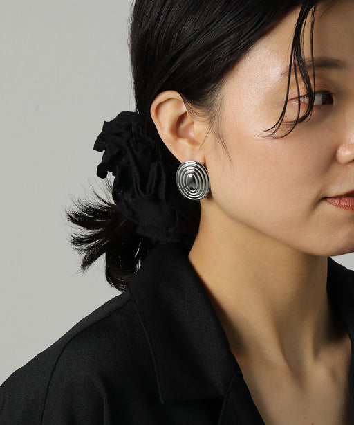 汗や水に強く変色しにくいためお風呂や温泉、海でもつけっぱなし◎