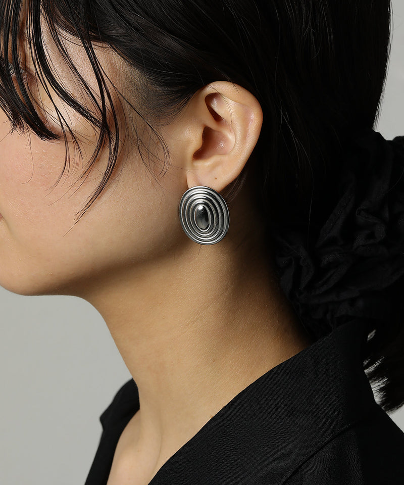 存在感抜群のオーバルピアス