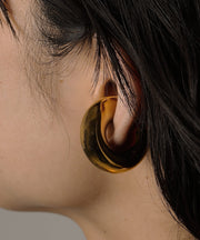 メタル特有の質感と厚みを感じられるデザイン