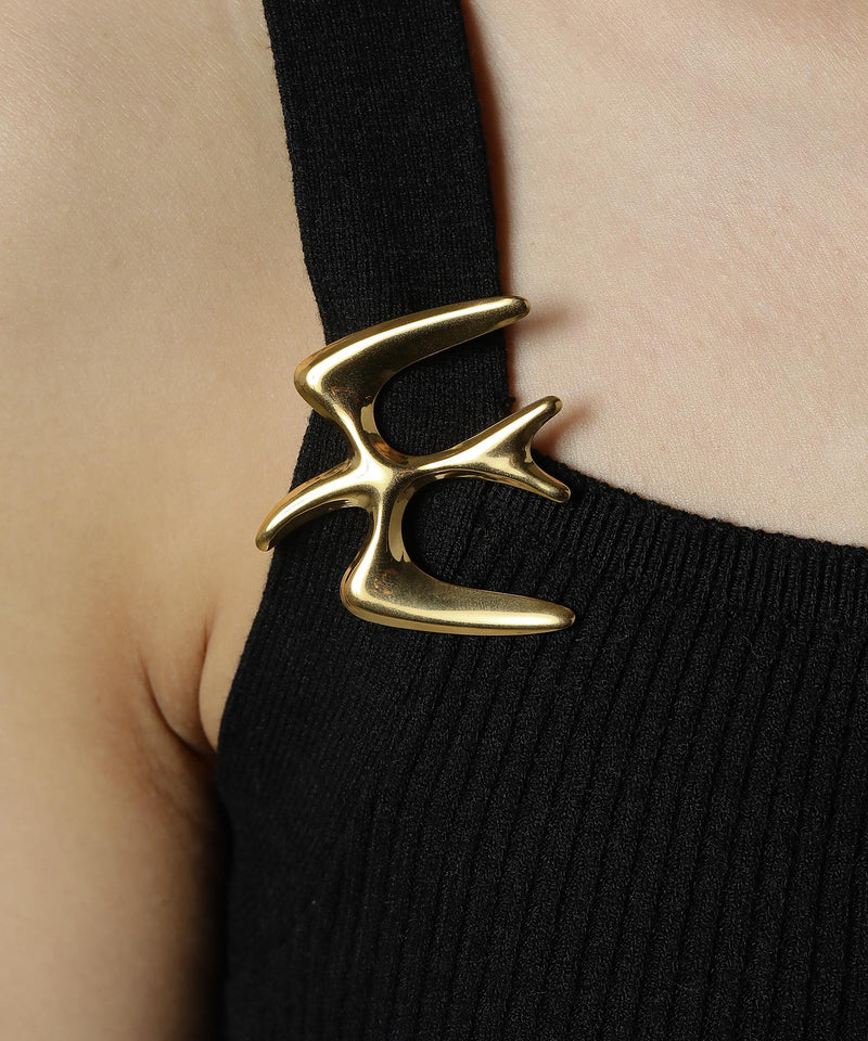 シンプルなコーデの時に重宝する存在感のあるデザイン