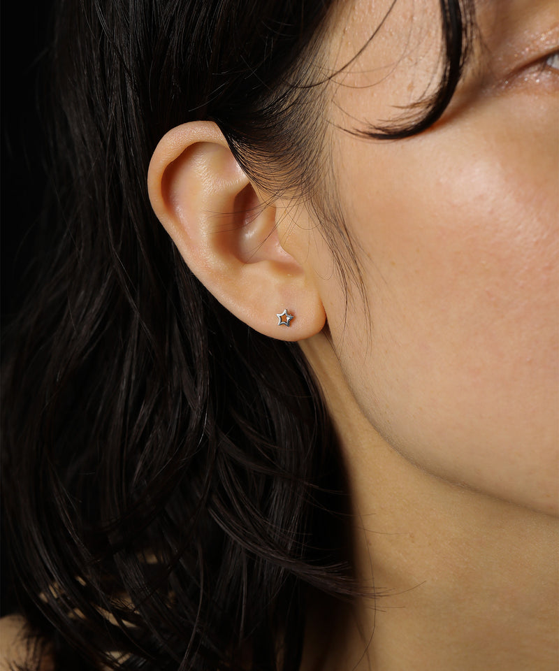 汗や水に強く変色しにくいためお風呂や温泉、海でもつけっぱなし◎