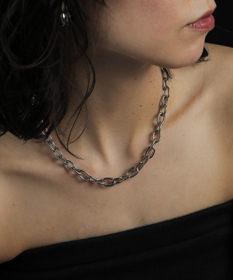 空気や汗に触れても錆びにくく熱や腐食にも強い素材