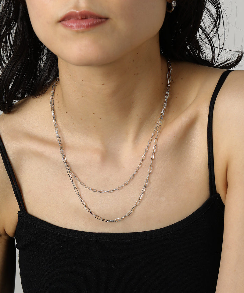 空気や汗に触れても錆びにくく熱や腐食にも強い素材