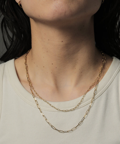 汗や水に強く変色しにくいためお風呂や温泉、海でもつけっぱなし◎