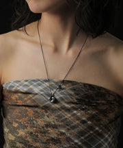 シンプルなコーデの時に重宝する存在感のあるデザイン