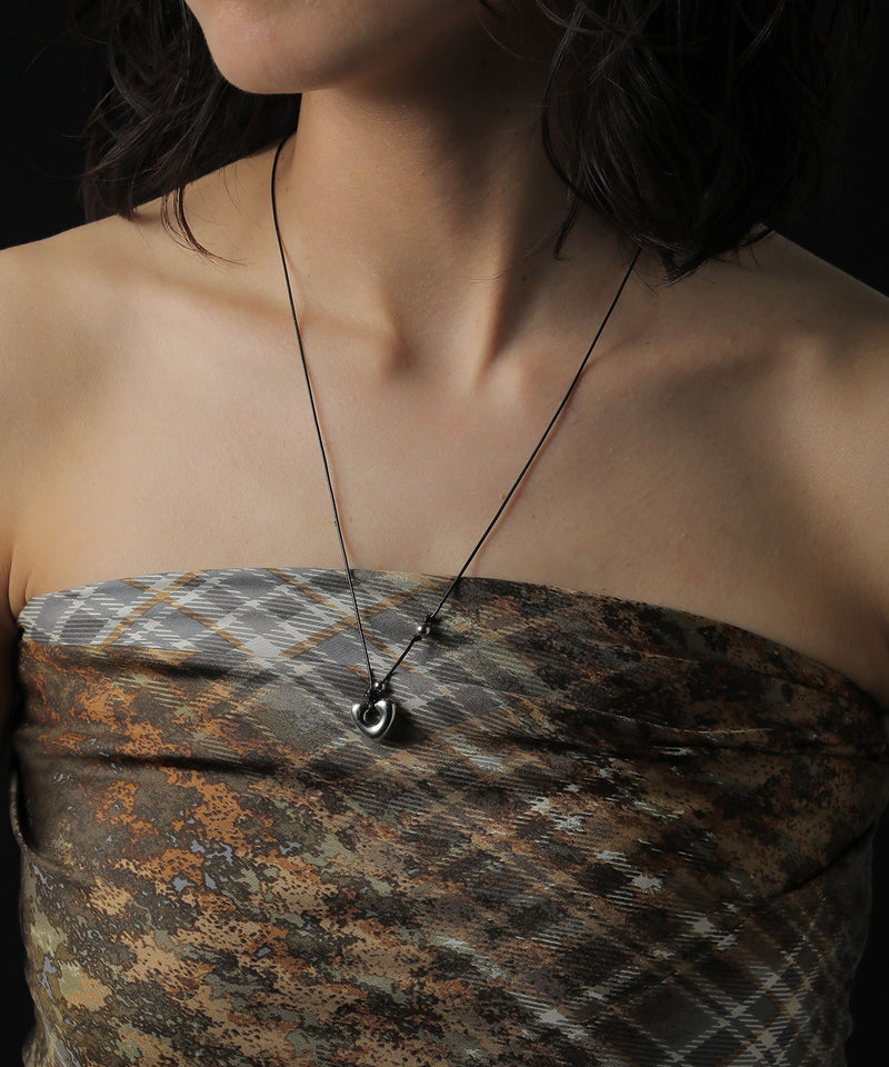 シンプルなコーデの時に重宝する存在感のあるデザイン