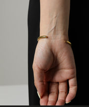 軽くて着けやすいメタルバングル