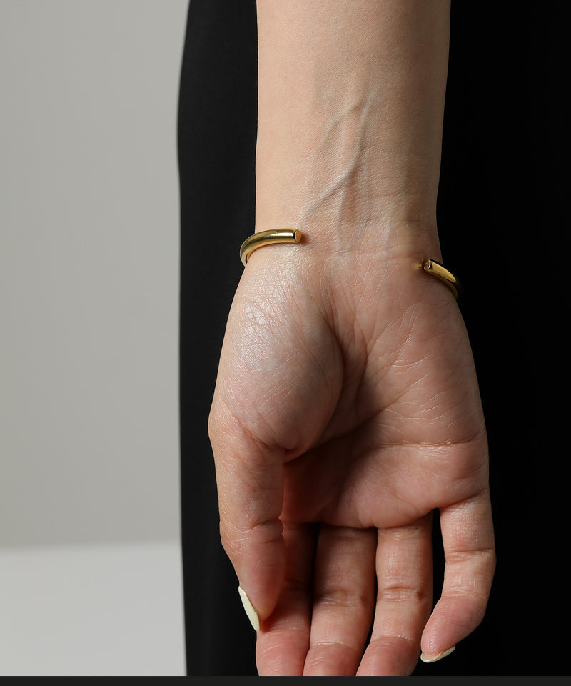 軽くて着けやすいメタルバングル