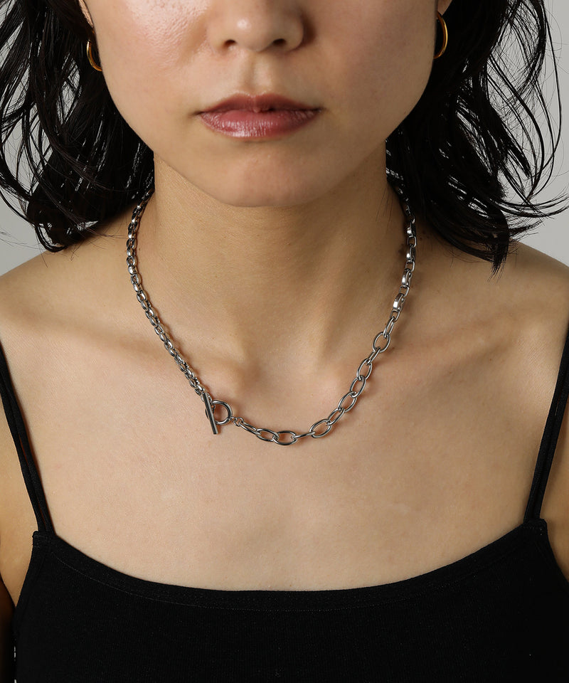 空気や汗に触れても錆びにくく熱や腐食にも強い素材