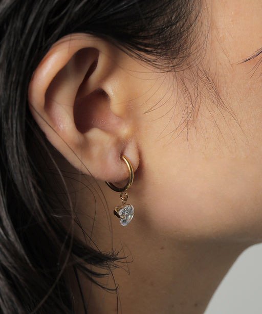 汗や水に強く変色しにくいためお風呂や温泉、海でもつけっぱなし◎