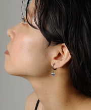 空気や汗に触れても錆びにくく熱や腐食にも強い素材