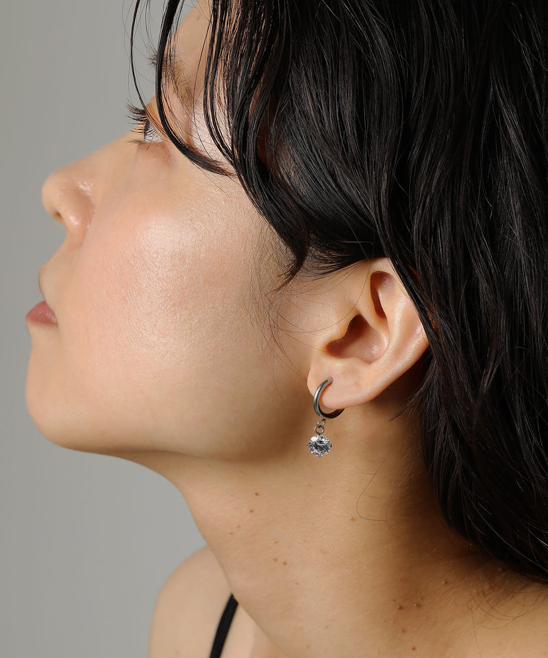 空気や汗に触れても錆びにくく熱や腐食にも強い素材