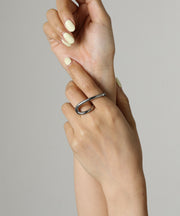 シンプルなコーデの時に重宝する存在感のあるデザイン