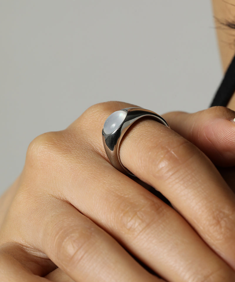 シンプルなコーデの時に重宝する存在感のあるデザイン