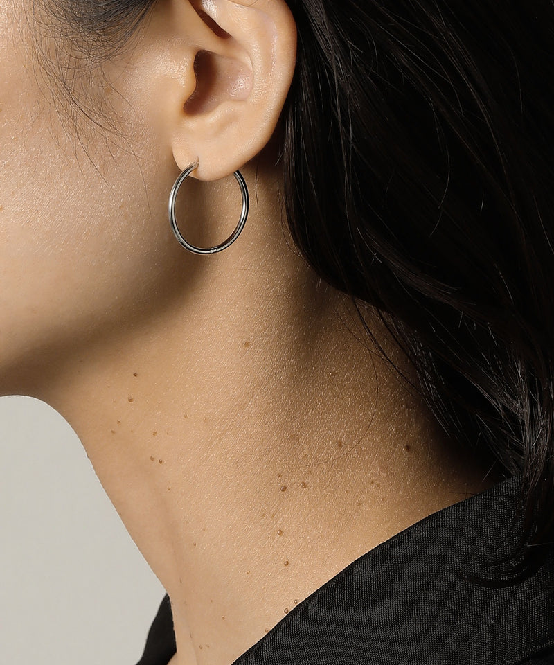 カラー：シルバー　太さ：1.6mm　直径：23mm