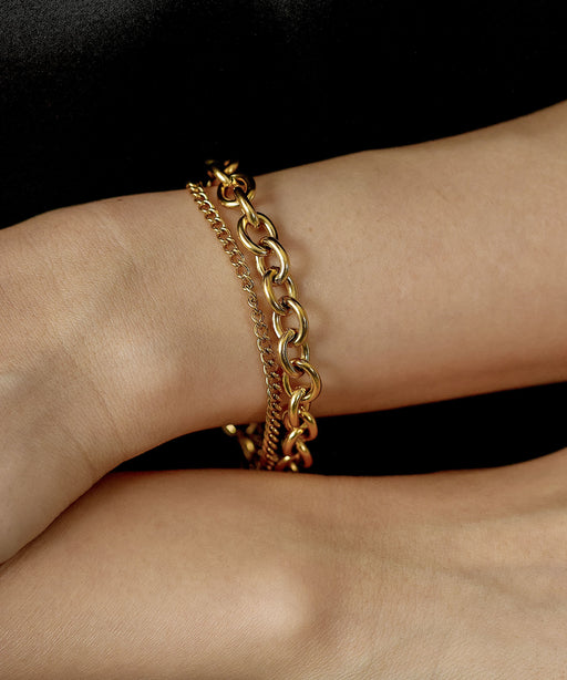 汗や水に強く変色しにくいためお風呂や温泉、海でもつけっぱなし◎