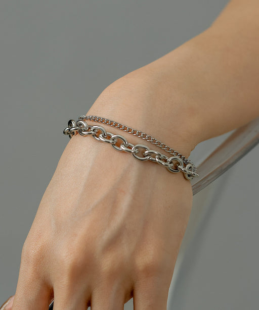 金属アレルギーを起こしにくいサージカルステンレス素材