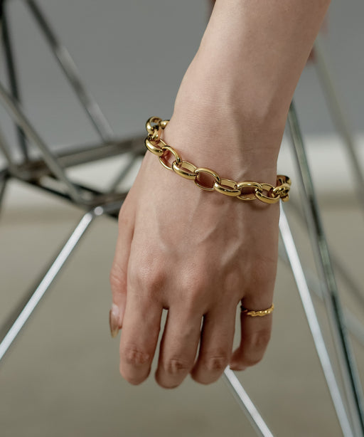 金属アレルギーを起こしにくいサージカルステンレス素材