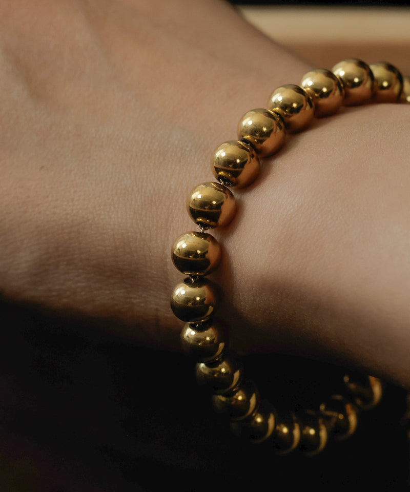 空気や汗に触れても錆びにくく熱や腐食にも強い素材