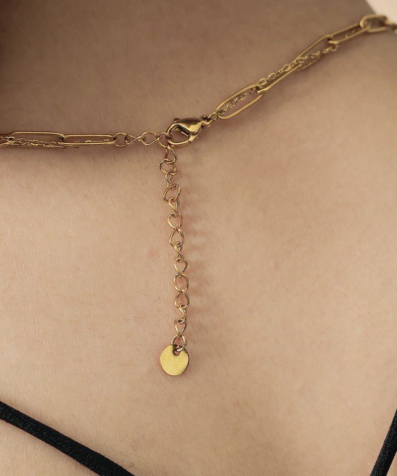 アジャスターで長さに調節可能