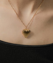 空気や汗に触れても錆びにくく熱や腐食にも強い素材