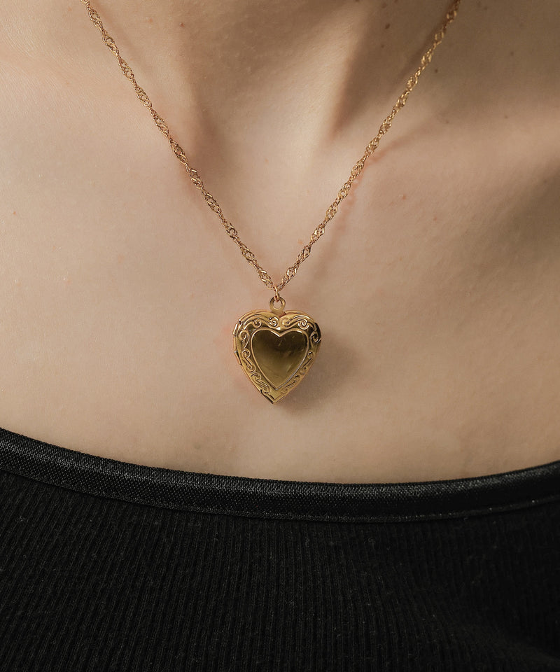 空気や汗に触れても錆びにくく熱や腐食にも強い素材