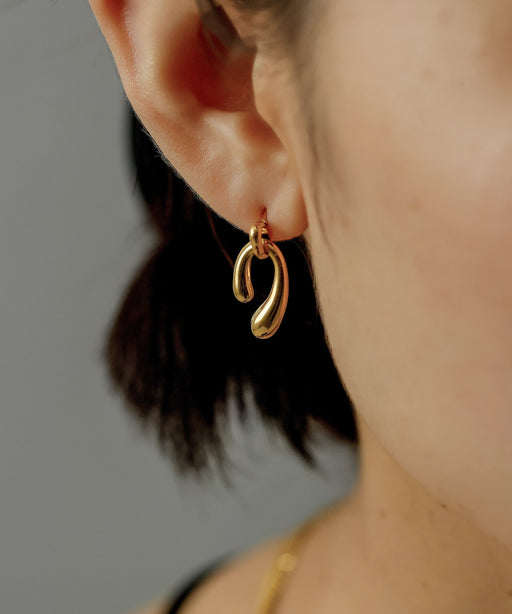 汗や水に強く変色しにくいためお風呂や温泉、海でもつけっぱなし◎