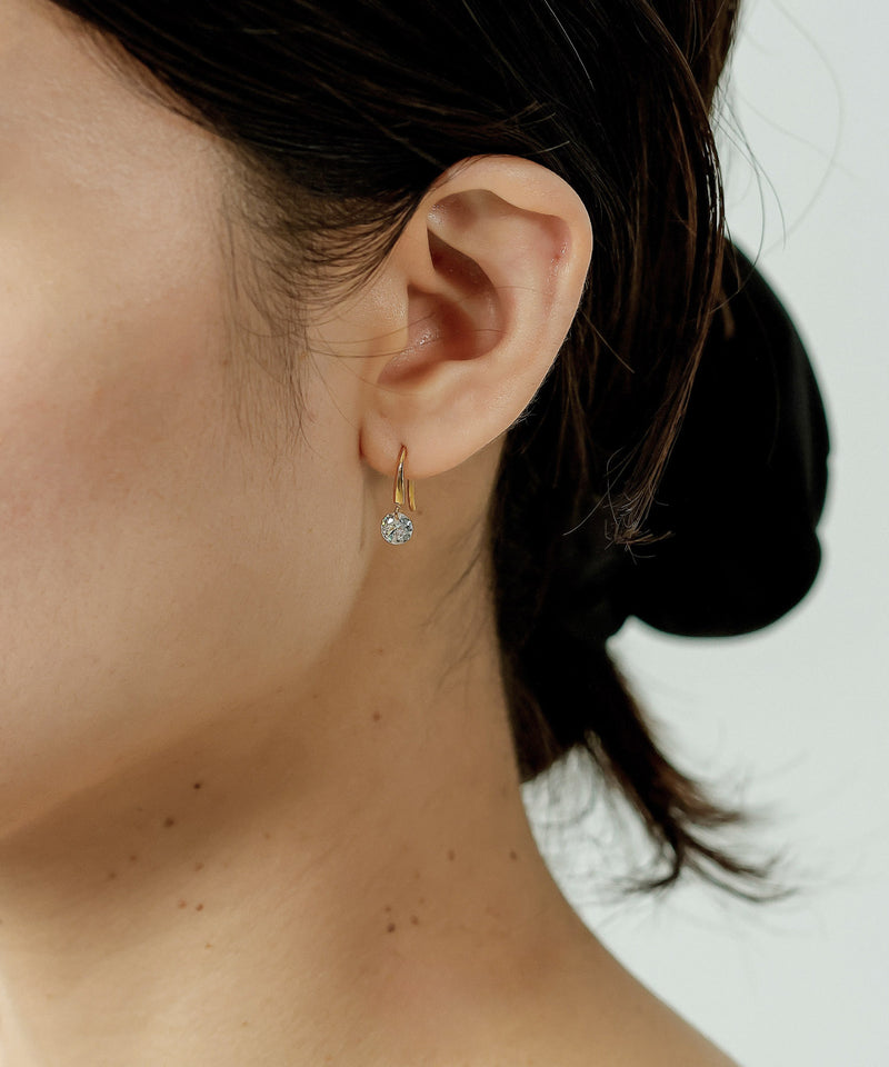 汗や水に強く変色しにくいためお風呂や温泉、海でもつけっぱなし◎