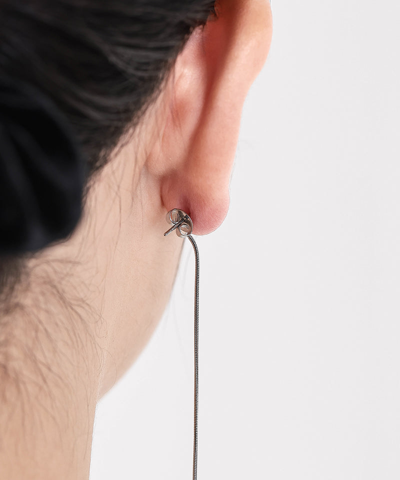 キャッチ部分にロングチェーンをあしらったデザイン