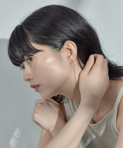 フェイスラインをすっきりと見せてくれるシルエット