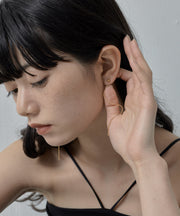 揺れるたびに表情を変える繊細なチェーン