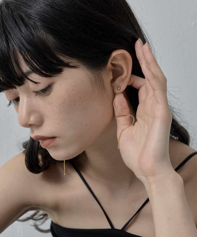揺れるたびに表情を変える繊細なチェーン