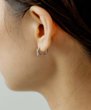 空気や汗に触れても錆びにくく熱や腐食にも強い素材