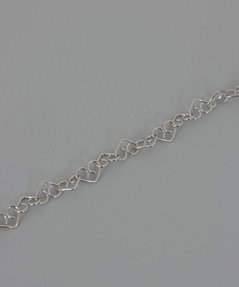 ハート型のパーツが連なったチェーン