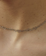 ハートモチーフチェーンが甘くなりすぎず大人っぽい印象に