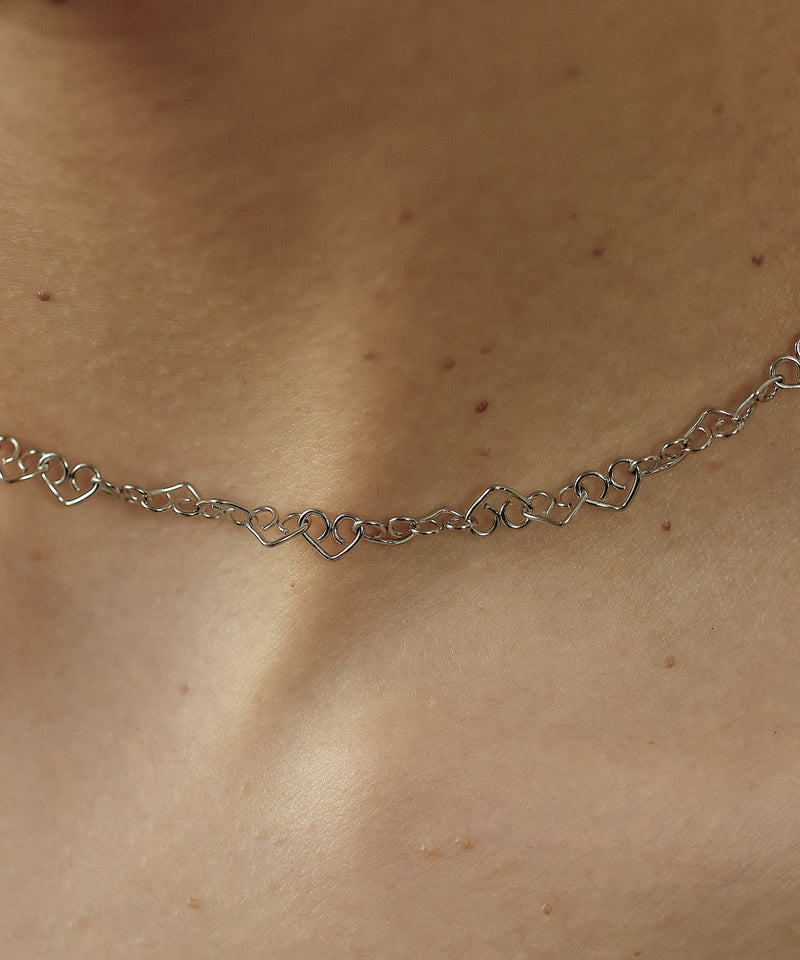 ハートモチーフチェーンが甘くなりすぎず大人っぽい印象に