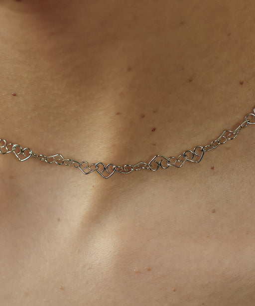 ハートモチーフチェーンが甘くなりすぎず大人っぽい印象に