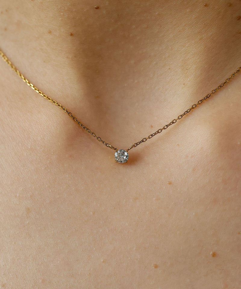 空気や汗に触れても錆びにくく熱や腐食にも強い素材