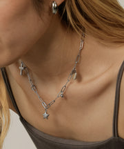 異なる5つのチャームが揺れるネックレス