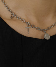 シンプルなコーデの時に重宝する存在感のあるデザイン