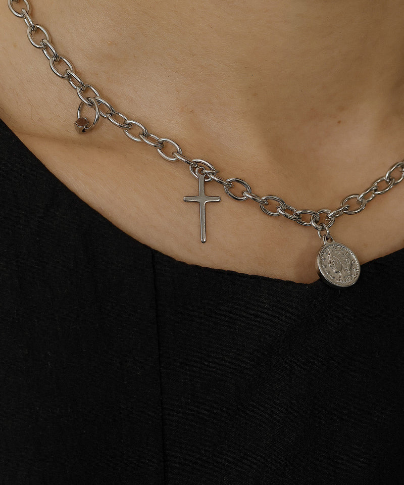 シンプルなコーデの時に重宝する存在感のあるデザイン