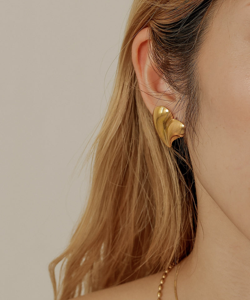 汗や水に強く変色しにくいためお風呂や温泉、海でもつけっぱなし◎