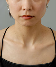 シンプルなコーデの時に重宝する存在感のあるデザイン