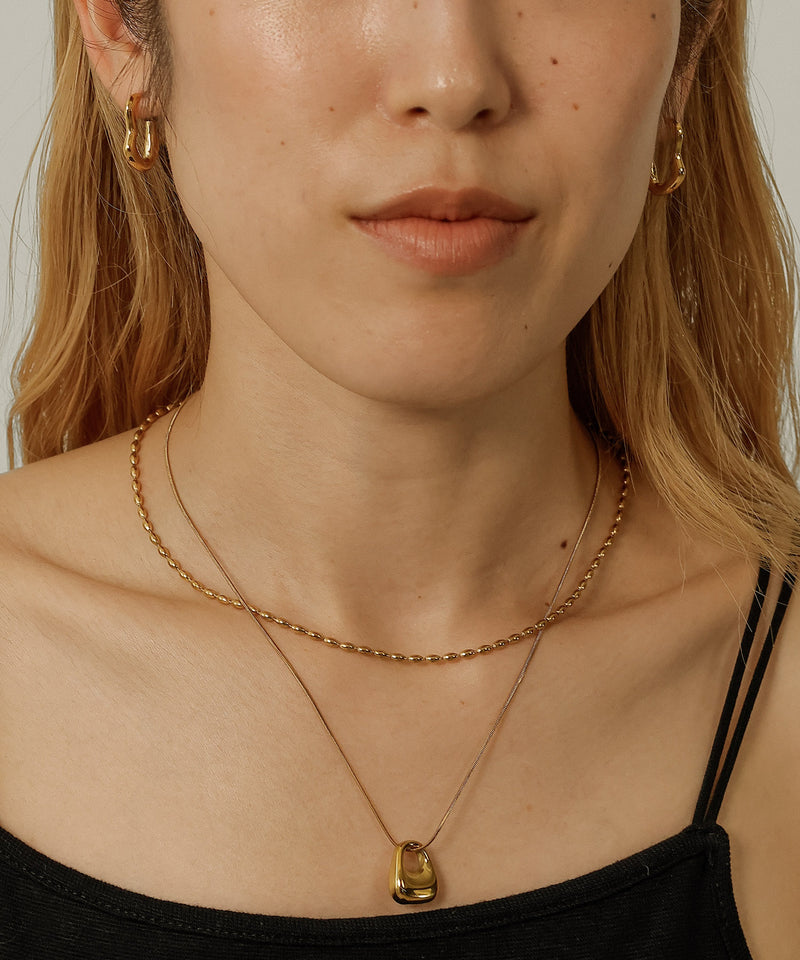 汗や水に強く変色しにくいためお風呂や温泉、海でもつけっぱなし◎