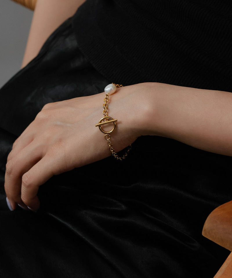 汗や水に強く変色しにくいためお風呂や温泉、海でもつけっぱなし◎